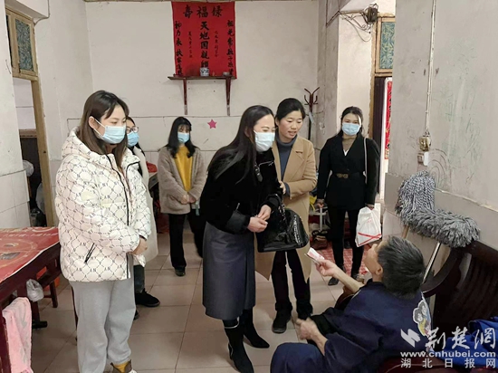 武穴市婦聯(lián)黨組書記、主席張利和女企業(yè)家看望慰問困境婦女劉金娥.jpg