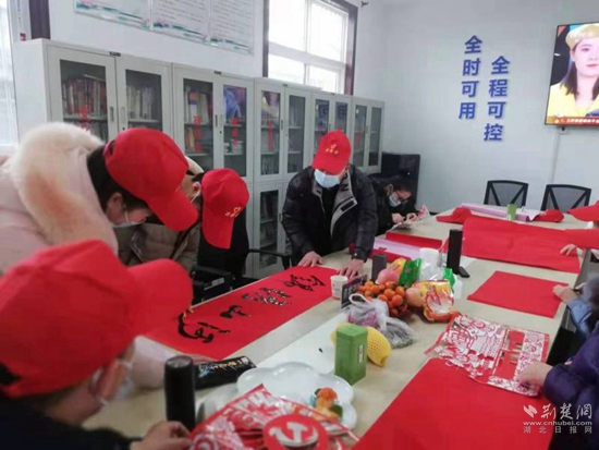 武穴市農(nóng)家書屋開展“曬年味”寫春聯(lián)活動.jpg