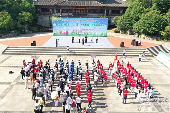 市生態(tài)環(huán)境局在遺愛(ài)湖廣場(chǎng)舉行六五世界環(huán)境日宣傳活動(dòng)_副本.jpg