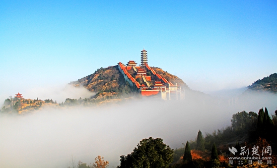 3 云霧繚繞的雷山（程國(guó)勝 攝）.jpg