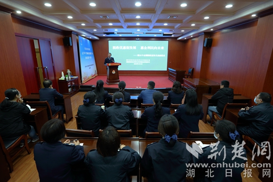 2.鄭稅官工作室”的負(fù)責(zé)人鄭中平正在講解2022年小規(guī)模納稅人免征增值稅、增值稅留抵退稅、“組合式”稅收優(yōu)惠減免等最新的優(yōu)惠政策