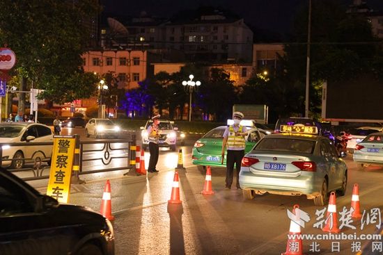 交警開(kāi)展夜查酒駕 秦浩攝.JPG.JPG