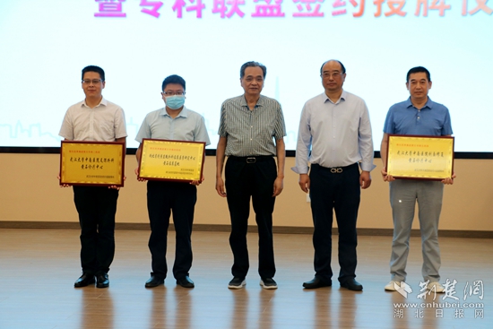 兩個中心  一個基地  授牌.jpg