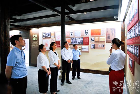 6.左一湖北省博物館副館長(zhǎng)何廣；左二黃岡市文旅局黨組成員、副局長(zhǎng)王萍；左三湖北省文化和旅游廳黨組成員、省文物事業(yè)發(fā)展中心主任余萍