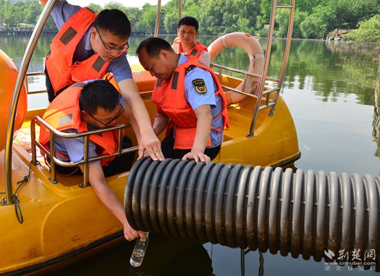 圖為檢察官與行政執(zhí)法工作人員對(duì)某湖泊水體進(jìn)行采樣_副本.jpg