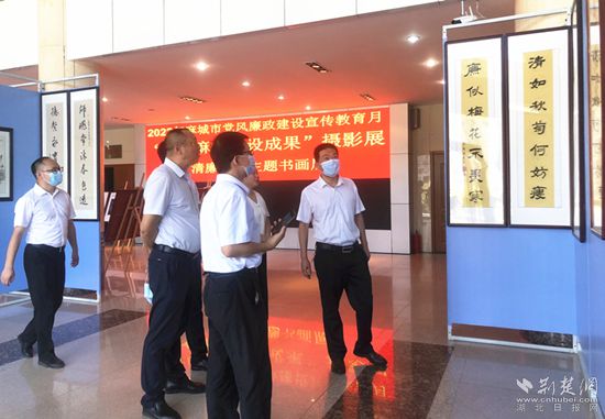 參觀書畫攝影展 吳湘瀛攝_副本.jpg