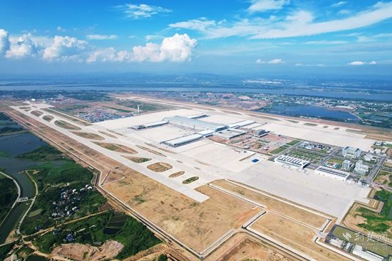濱江擁湖的鄂州機場-牛暢，拍攝于2022年6月初，主題：鄂州花湖機場地理優(yōu)勢優(yōu)越，周邊生態(tài)環(huán)境良好，通過花馬湖水系綜合治理使得機