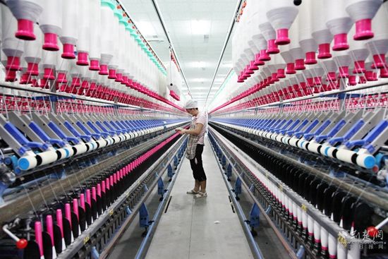 在湖北百絲祥紡織有限公司生產(chǎn)車間，工人正在生產(chǎn)線上作業(yè).jpg.jpg