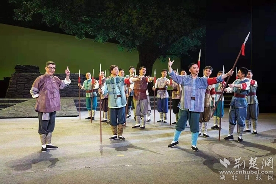 革命歷史題材楚劇《天明天亮》演出現(xiàn)場(chǎng)。通訊員供圖.webp.jpg