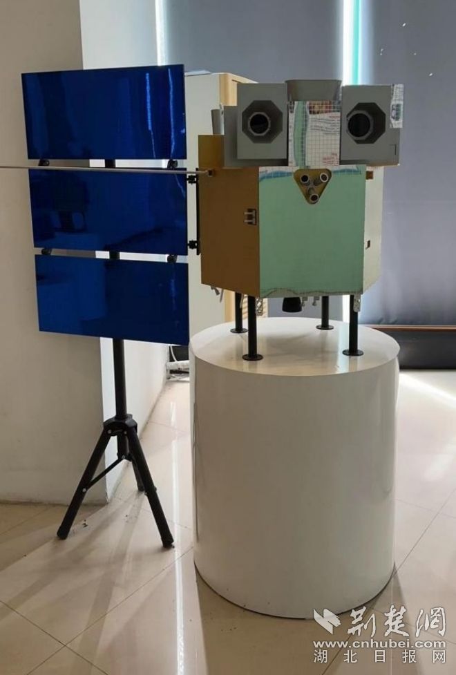 圖1:風(fēng)云四號衛(wèi)星模型(湖北省氣象科普基地) (1).jpg.jpg