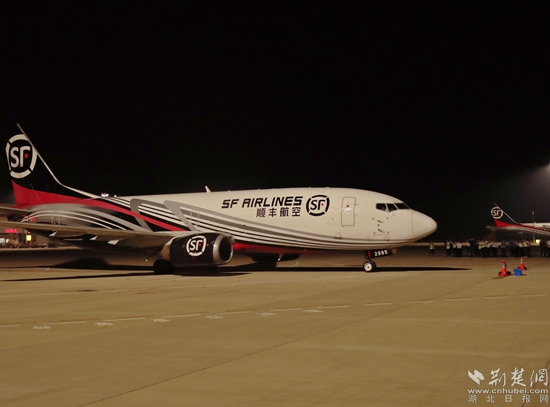 順豐B737-300駛向停機(jī)位。金康 攝.jpg