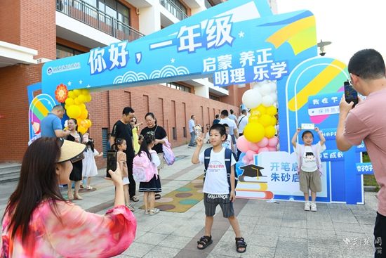 咸寧市實(shí)驗(yàn)外國(guó)語(yǔ)學(xué)校 家長(zhǎng)帶著新生孩子來(lái)校報(bào)道(2).jpg.jpg