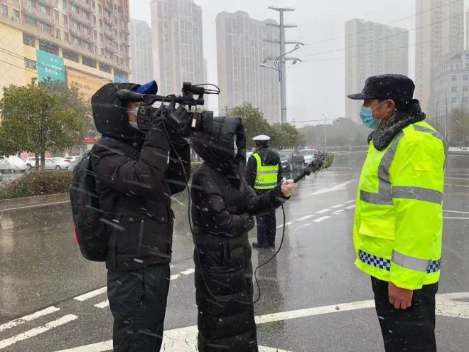 孝感市融媒體中心楊亞玲(風雪中,采訪疫情期間重返一線的退休警察)_副本.jpg.jpg