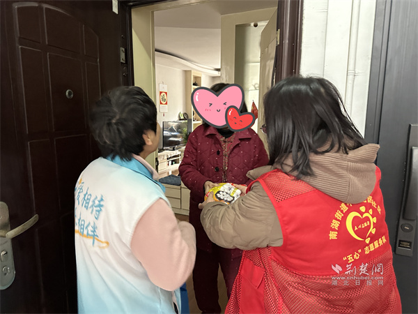 志愿小隊上門為轄區(qū)獨居、高齡老人送去湯圓.jpg